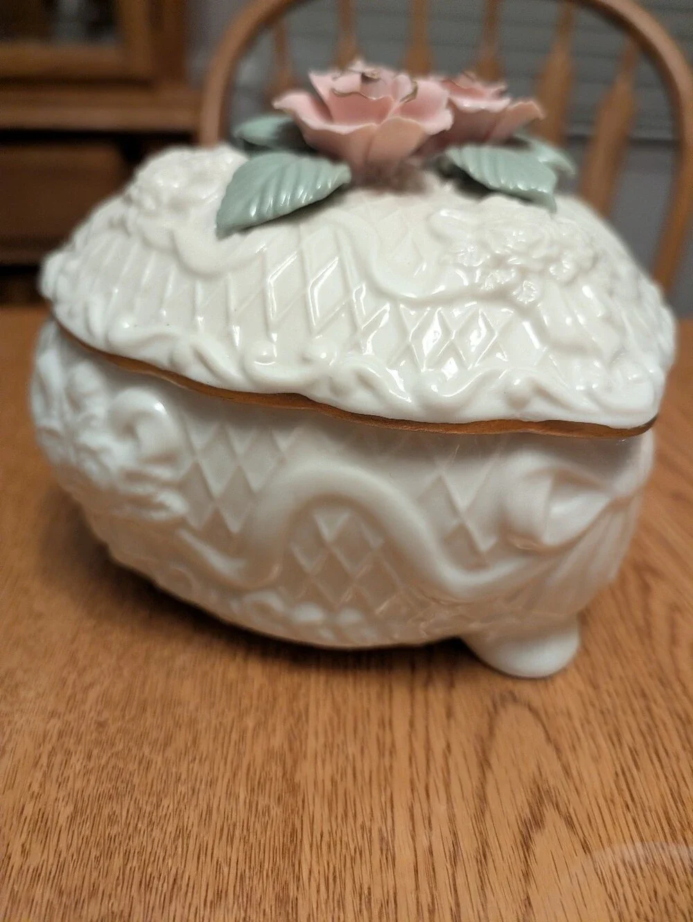Heart-Shaped Ceramic Trinket Box with Pink Roses & Green Leaves, Quilted Design